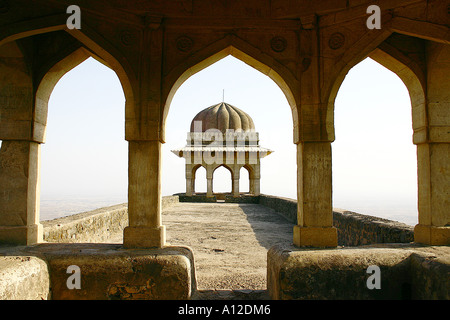 RSC75098 Chhatri auf Dach des Rupmati Pavillon Mandu Madhya Pradesh, Indien Stockfoto
