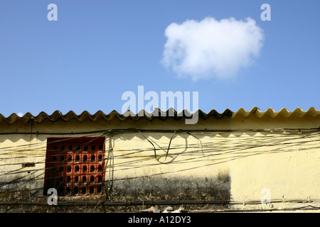 Zinndachhaus und freiliegende Drähte, Mumbai, Maharastra, Indien, asien Stockfoto