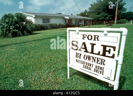 Ein Immobilienmakler für Verkauf Zeichen, West Palm Beach, Florida, USA, Einfamilienhaus vor Stockfoto