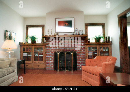 Wohnzimmer Innenraum mit gemauerten Kamin, Holzbalken und rot Stockfoto