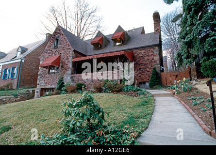 Pittsburgh, PA, USA, American House, Home, Äußere in Brick mit Lawn on Hill außerhalb von Suburbia, Nachkriegsgebäude USA, Vorstadthäuser einzeln Stockfoto