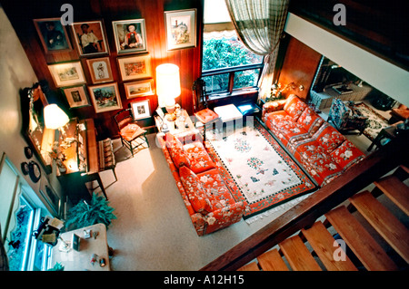 Pittsburgh, PA, USA American Single Family House, Innenarchitektur 1950er Jahre offenes Wohnzimmer, Hochwinkel, Vorstadthaus, Luftsicht, Fenster, Vintage-Teppich Stockfoto