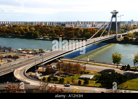 Bratislava neue Brücke über die Donau, von der Burg aus gesehen Stockfoto