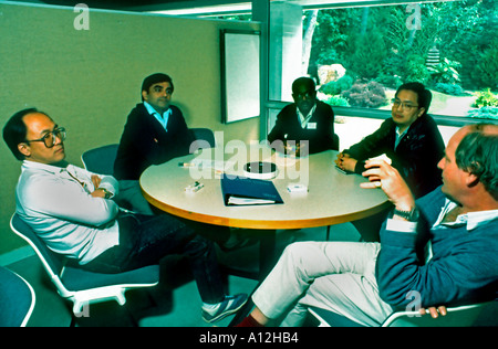 Vielfältige Erwachsene Geschäftsleute, arbeiten zusammen in University Lab „INSEAD Business School“ Frankreich, MBA-Gruppe Menschen urbaner Lebensstil Vielfalt, Studenten; Stockfoto