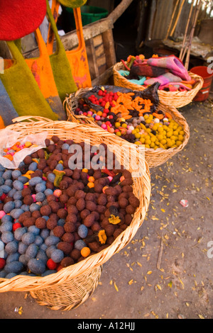 Gefärbte Filz und Stoff im Färber Souk in Marrakesch Marokko Stockfoto
