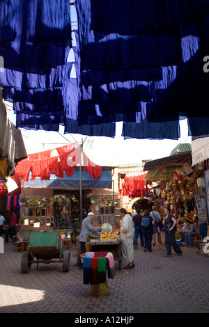 Stoff, die Trocknung bei der Färber-Souk in Marrakesch Marokko Stockfoto