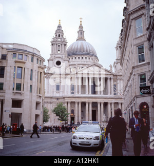 Polizeiauto geparkt außerhalb St Pauls Cathedral in Ludgate Hill, London England Stockfoto