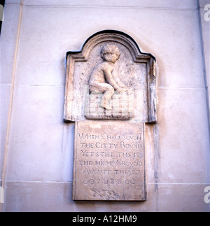 Ein 1688-Wand-Plakette in der Nähe von St Pauls Cathedral in der Gegend von London England UK Altbrot Stockfoto