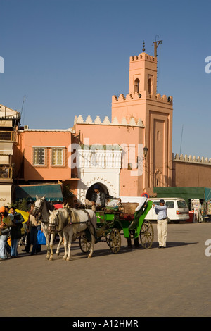 Pferd und Wagen wartet auf Touristen auf dem Marktplatz Djemaa el Fna in Marrakesch Marokko Stockfoto