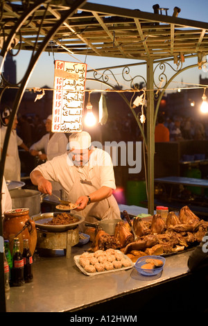 Garküche in der Nacht im Markt Djemaa el-Fna in Marrakesch Marokko Stockfoto