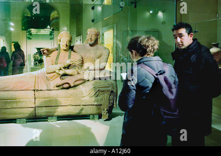 Paris Frankreich Paar Besuch im Louvre Museum, 'der etruskische Sarkophag eines verheirateten Paares' Skulptur, Statuen Stockfoto