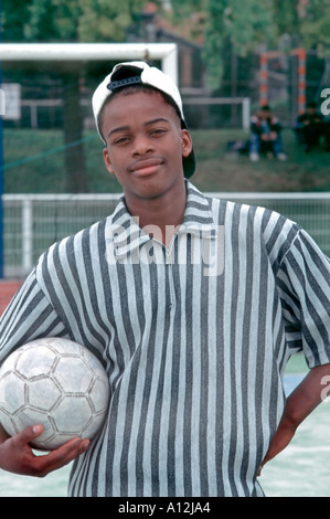 Paris, Frankreich, Sport Französischer afrikanischer Herkunft männlicher Teenager, der im Park den „Fußball“ hält, Portrait von späten Teenagern, Gesicht des Mannes frontal, pariser Einwanderungsvororte Stockfoto