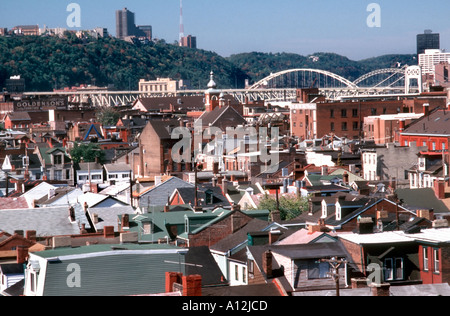 Amerikanische Architektur dicht gepackt mit Pittsburgh Pennsylvania, USA Stadtbild von „South Side“, „aus oberer Perspektive » Smart City [USA] Stockfoto