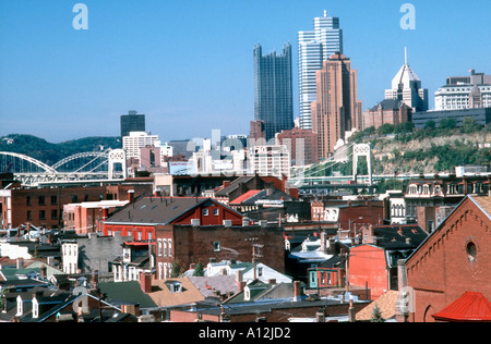 Dicht gepackte Häuser „Pittsburgh Pennsylvania“ USA Downtown Cityscape von „South Side“ Architektur Urbanismus, Pittsburgh 1980er Jahre Smart City [USA] Stockfoto