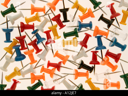 Nahaufnahme von bunten Reißnägel auf weißem Hintergrund Stockfoto