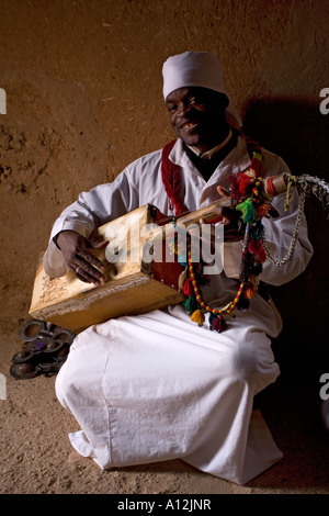 Gnaoua-Musiker in ihrem Dorf am Rande der Sahara in Marokko Stockfoto