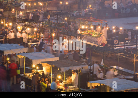 Garküche in der Nacht im Markt Djemaa el-Fna in Marrakesch Marokko Stockfoto
