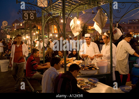 Garküche in der Nacht im Markt Djemaa el-Fna in Marrakesch Marokko Stockfoto