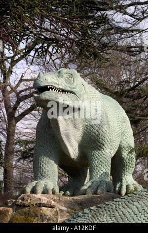 Igunanodon-Dinosaurier-Modell. Crystal Palace Park prähistorische Monster Trail, Sydenham, London, England Stockfoto