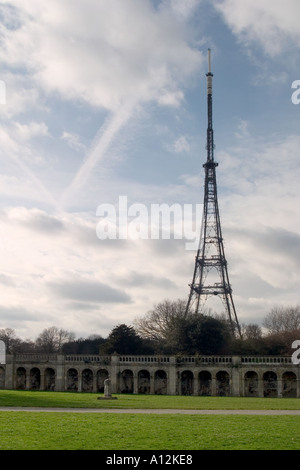 Überreste der Weltausstellung und TV-Sendemast. Crystal Palace Park, Sydenham, London, England Stockfoto