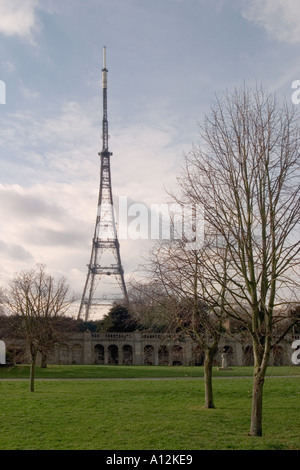 Überreste der Weltausstellung und TV-Sendemast. Crystal Palace Park, Sydenham, London, England Stockfoto