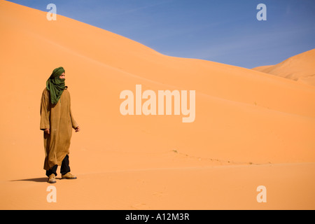 Berber Mann in der Wüste Sahara Stockfoto