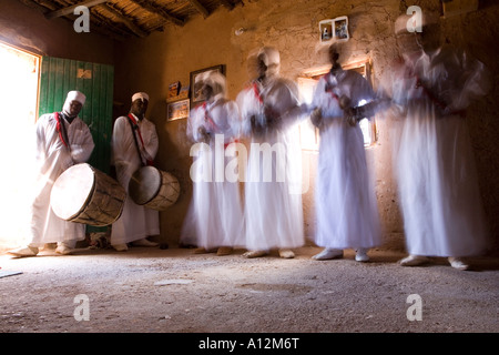 Gnaoua Musikern in ihrem Dorf am Rande der Sahara in Marokko Stockfoto