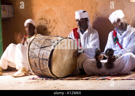 Gnaoua Musikern in ihrem Dorf am Rande der Sahara in Marokko Stockfoto