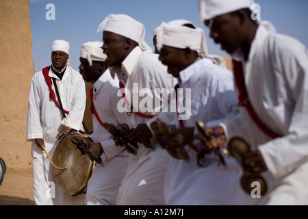 Gnaoua Musikern in ihrem Dorf am Rande der Sahara in Marokko Stockfoto