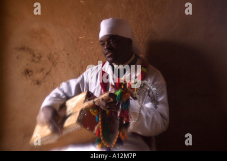 Gnaoua-Musiker in ihrem Dorf am Rande der Sahara in Marokko Stockfoto