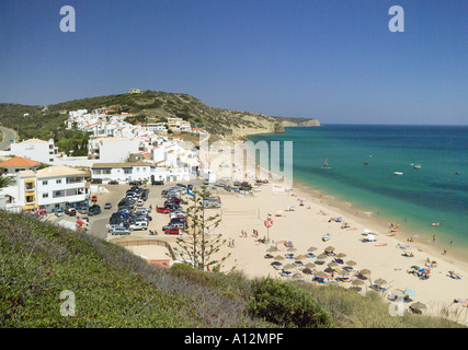 Portugal, an der westlichen Algarve, Strand und Dorf Salema Stockfoto