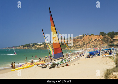 Praia da Falesia, in der Nähe von Albufeira, Algarve, Portugal, Strand und Wassersport Stockfoto