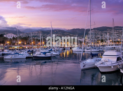 Portugal Insel Madeira, Funchal Yachthafen in der Abenddämmerung Stockfoto