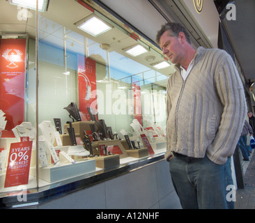 Anzeige im Schmuck Shop Fenster speichern Stockport UK Vereinigtes Königreich England Europa GB Großbritannien EU Europäische Union Stockfoto