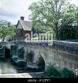 Kranbrücke gebaut im 15. Jahrhundert über den Fluss Avon an der Salisbury Wiltshire in England Stockfoto