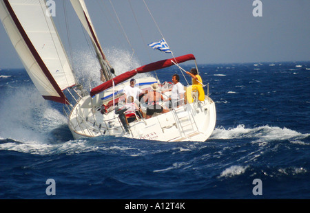 Eine Segelyacht bei windigem Wetter Stockfoto