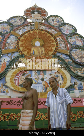 Zwei Männer posieren vor einem wesak Anzeige genannt oder Pandol Thorana in Sri Lanka Stockfoto