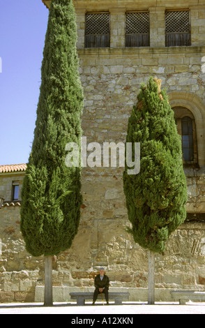 Eine alte Mann Rast auf einer Bank zwischen zwei Bäumen in einem Park in Salamanca in Spanien Stockfoto