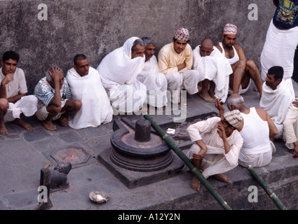 Menschen an den Ufern des Arya Ghat, ein Ort der Feuerbestattung in Nepal. Stockfoto