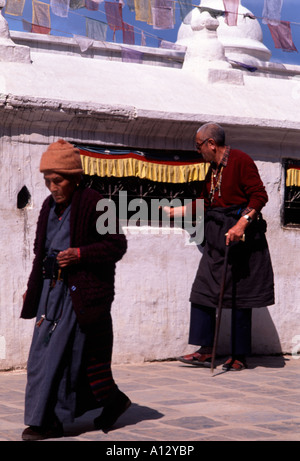 Tibetische Buddhisten beten und Wandern rund um die große Stupa in Boudhnanth, Nepal. Eine Website von Pilgramage für Buddhisten. Stockfoto