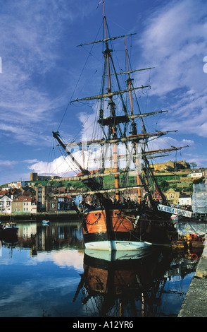 Nachbildung der HM Bark Endeavour vertäut an Whitby Harbour North Yorkshire England UK United Kingdom GB Great Britain Stockfoto