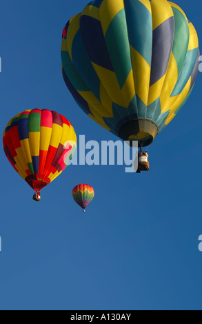 drei bunte Heißluftballons vor blauem Himmel Stockfoto