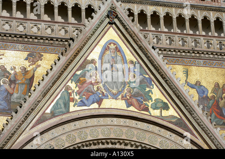 Gemalte Fresko an der Westfassade der Kathedrale von Orvieto, Umbrien, Italien. Stockfoto