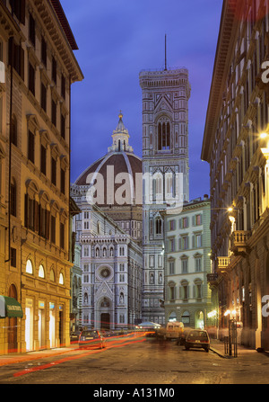 Kathedrale Santa Maria del Fiore und der Campanile di Giotto in der Nacht, Florenz Italien genommen. Stockfoto