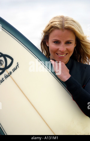 Schwedischen Popstar Lisa Miskovsky mit Surfbrett Stockfoto