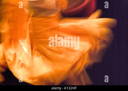 Verschwommene goldenes Kleid der Tänzerin in Bewegung Stockfoto