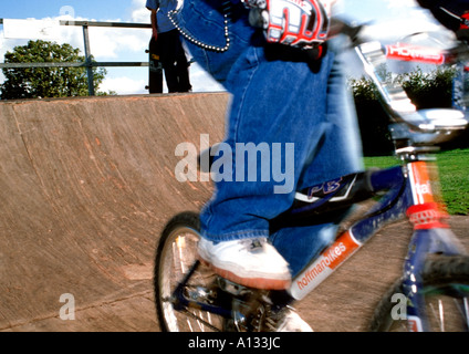 Junger Mann, der BMX auf einer Mini-Rampe reitet Stockfoto