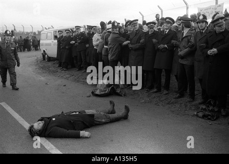 Frau protestierte, die einen Punkt, die Blockade der USAF nukleare Kreuzfahrtraketen-Luftwaffenstützpunkt in Greenham Common Berkshire England 1983 1980er Jahre Großbritannien HOMER SYKES Stockfoto