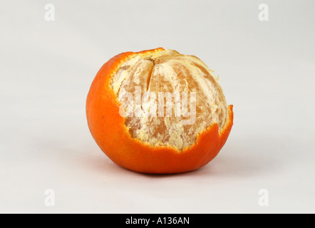 Halb geschälte Mandarine Stockfoto