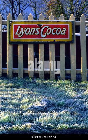 Eine altmodische Lyons Kakao Werbeschild an einem frostigen Morgen am Corfe Bahnhof in Dorset county England UK Stockfoto